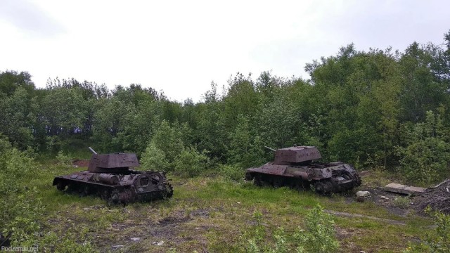 Заброшенные танки ИС-2М с башнями КВ и самоходки ИСУ-152