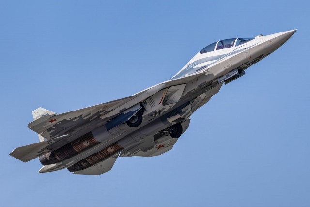 ОАК впервые подняла в воздух двухместный Су-57