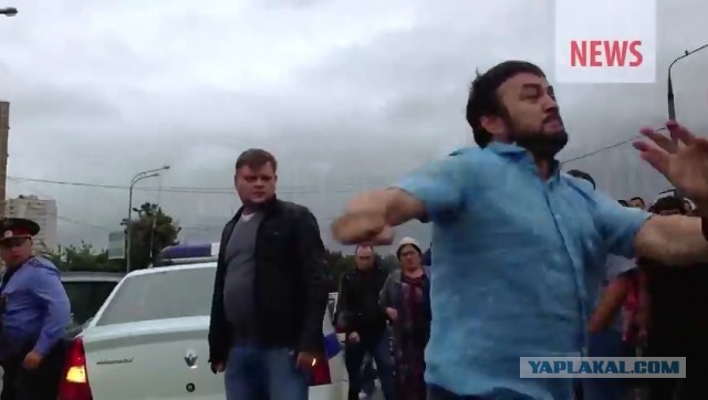 Дагестанцы избивают полицейского