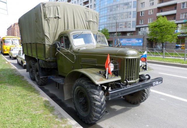 Парад ретро-техники в Санкт-Петербурге