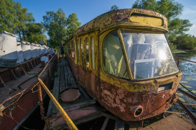 Заброшенный плавучий трамвай-дача для летнего отдыха