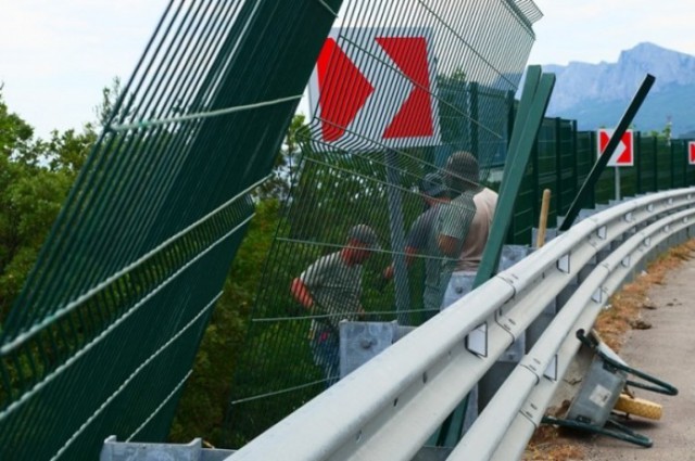 На Южном берегу Крыма демонтируют скандальный забор.