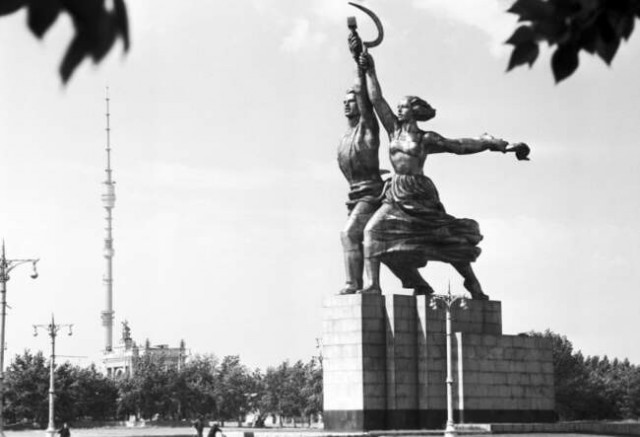 «Рабочий и колхозница»: как возводили символ советской эпохи и что спрятано под ним?