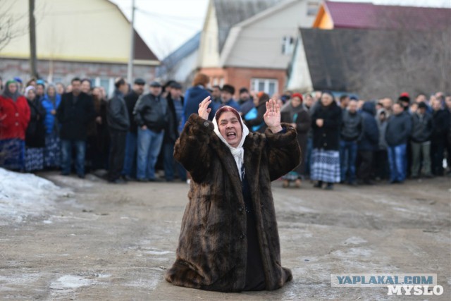 В Махачкалинском суде родственники обвиняемого ворвались в клетку подсудимого.