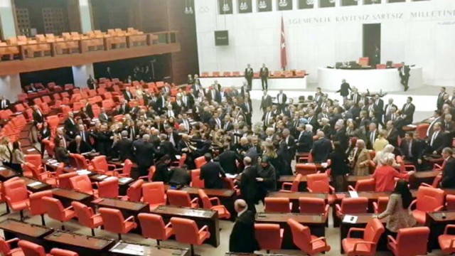 В парламенте Турции - разбор полётов с дракой по вопросу Идлиба