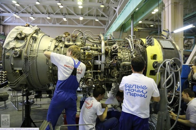 Самолет Sukhoi Superjet 100 совершил экстренную посадку в аэропорту Шереметьево после отказа двигателя. Лайнер вернулся в Москву
