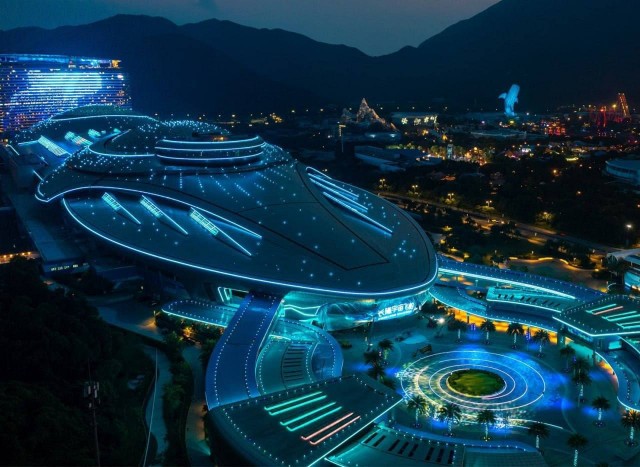 В Китае открылся самый большой в мире парк-музей в виде инопланетного корабля