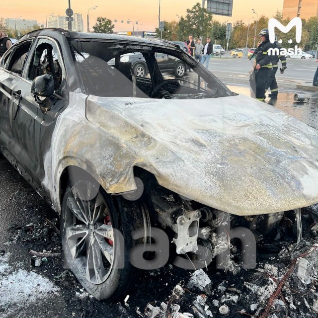 Внедорожник Geely Tugella за 4 млн рублей беспричинно сгорел дотла на парковке ТЦ "Колумбус" в Москве