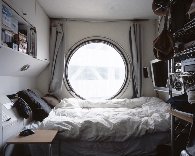 Первое в мире «капсульное» жилое здание — снаружи и изнутри