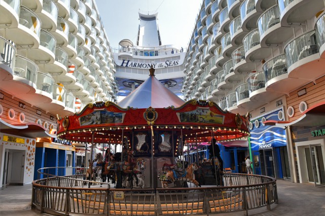 О новом городе развлечений на воде: инаугурационный круиз на гиганте Harmony of the Seas