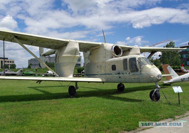 Ка-26 рассыпает удобрение