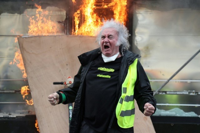 Фотожабы: Орущий мужчина с протестов во Франции
