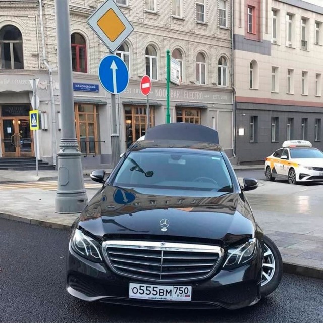 В Москве спорткар Mercedes AMG GT столкнулся с Mercedes E-200 и влетел в стену гостиницы на Тверской