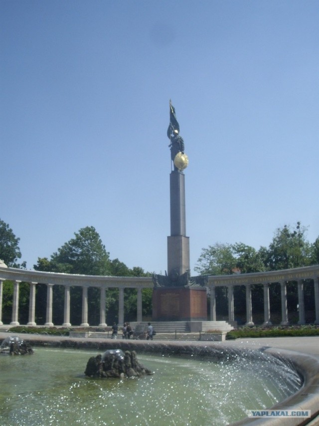 Памятник советскому воину в Вене
