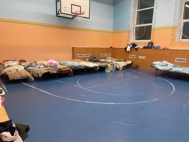 Многодетная семья из Калининградской области вторую неделю живёт в спортзале школы