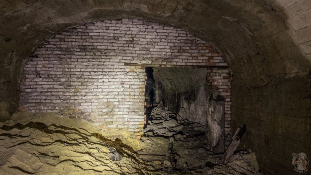 Во время работ на шахте в Текели нашли подземный город, где жили 2-метровые слепые люди