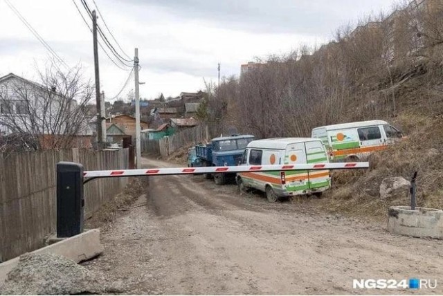 В Красноярске экс-депутат установил шлагбаум и требует деньги за проезд. Власти ничего не могут с этим поделать