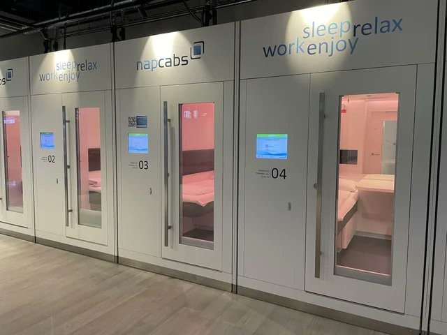 В аэропорту Франкфурта в Германии есть кабины для сна, которые можно арендовать по часам