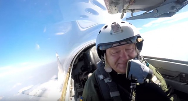 Порошенко совершил полет на истребителе МиГ-29