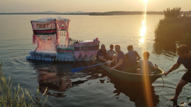 В Озерске дети смастерили лодку Гуччи из пластиковых бутылок и уплыли на ней в поход. В погоню за ними пустились спасатели МЧС