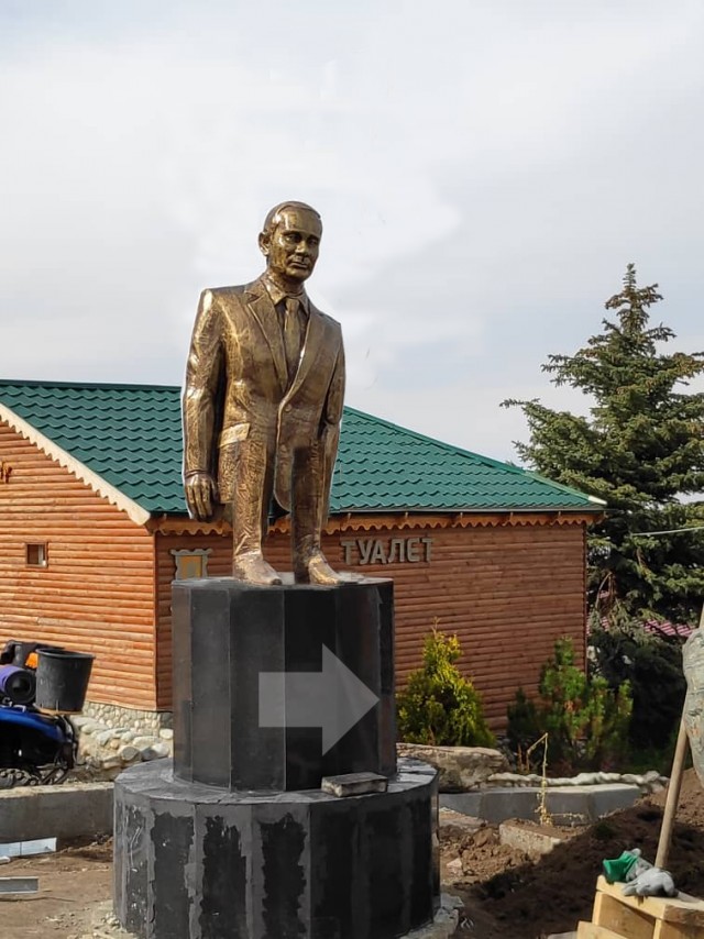 В Бишкеке установили памятник Путину