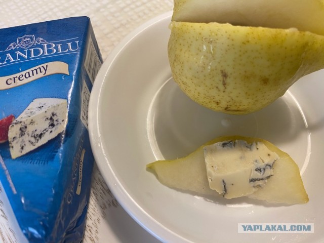 Куриное филе с голубым сыром с персиком и салатом