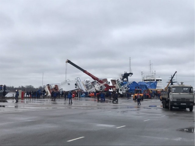 В Санкт-Петербурге на судостроительном заводе "Пелла" только что перевернулся корабль