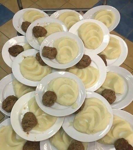 Аппетитный фотоснимок из школьной столовой.

Котлетки с пюрешкой