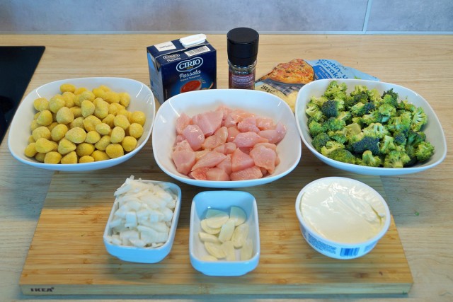 Запеканка ньокки с курицей и брокколи