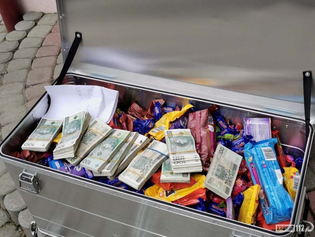 Неизвестные оставили сундук, набитый сладостями и деньгами у детского дома в подкарпатской деревне Длуга в Польше