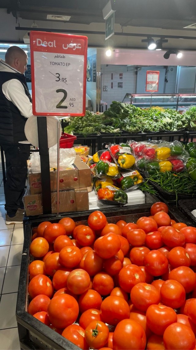 Огурцы и помидоры в Дубае.