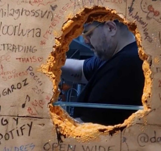 Правильнее было выдавать хот-доги.