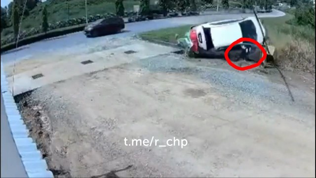 - А что случилось? - Не знаю, сама только подошла...