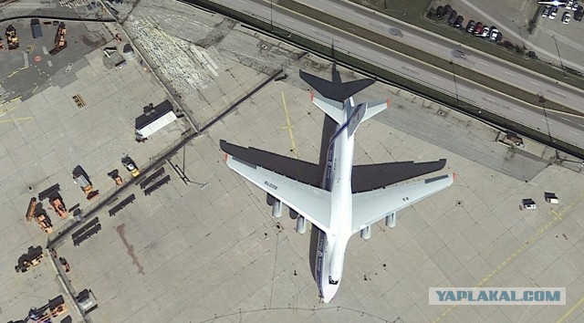 Российский АН-124 в аэропорту Торонто