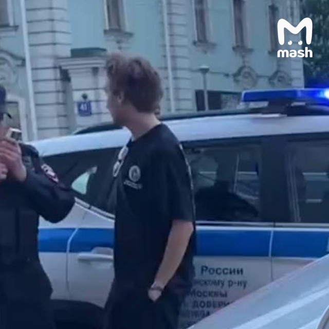 Автомобиль врезался в остановку и сбил людей на Проспекте Мира