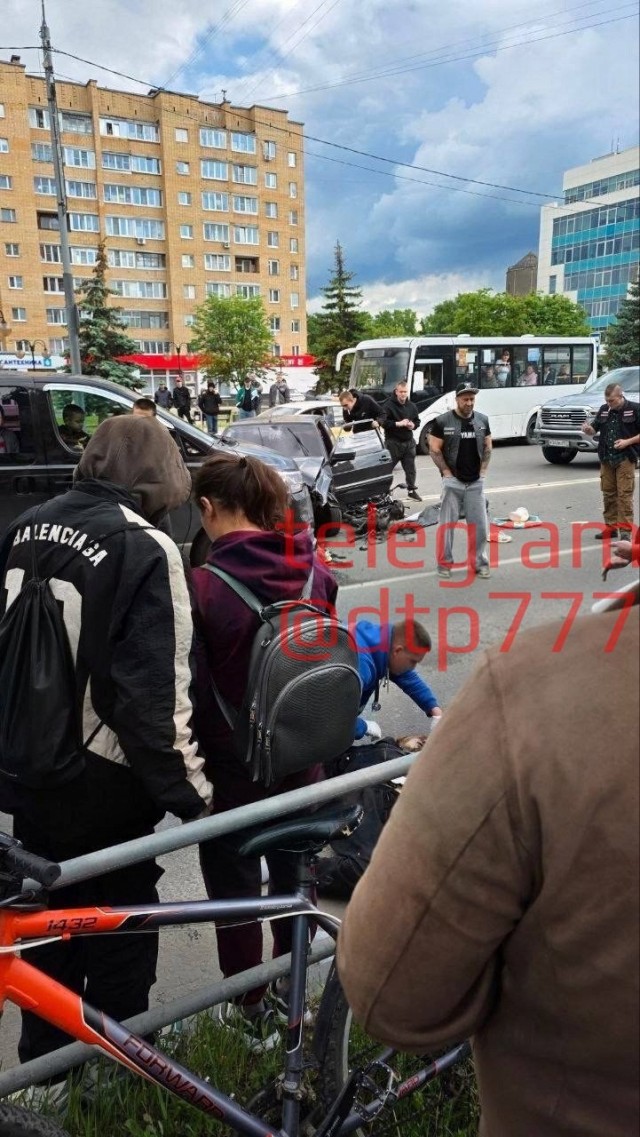 Парень с девушкой ехали на одном электровелосипеде.