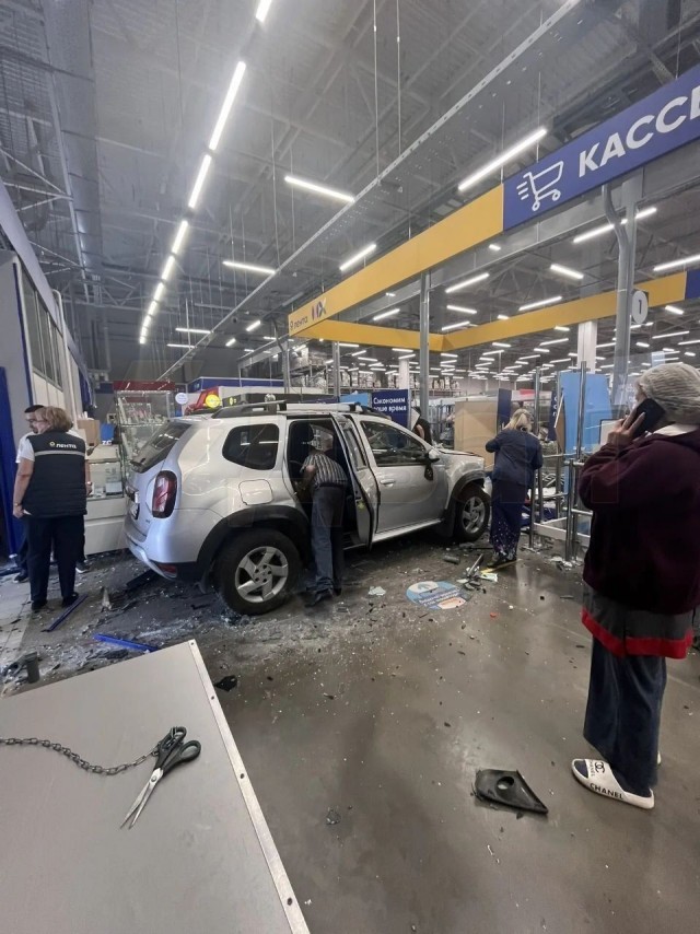 Очень плохой способ парковаться возле "Ленты" - точнее, уже в самой "Ленте".
