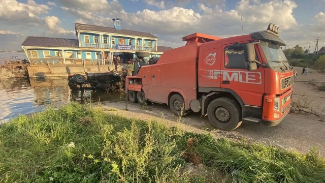 КАМАЗ на полной скорости пробил ограждение пристани и вылетел в реку