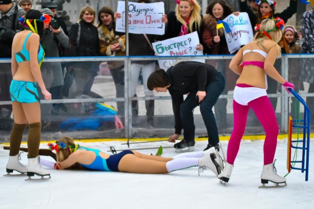 Femen: Коровы на льду или Ледовое позорище