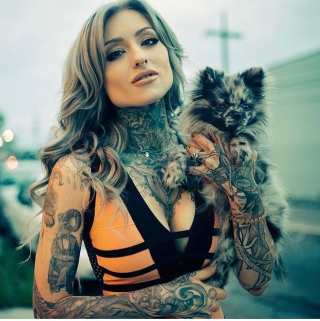 Девушки с татуировками. Одетые и не совсем.