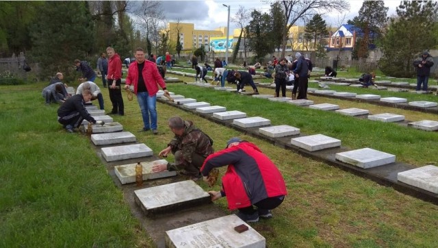 «Мы помним вас!»: поляки зажгли тысячи свечей у памятников красноармейцам