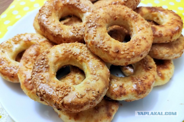 Творожно-сырные колечки с кунжутом