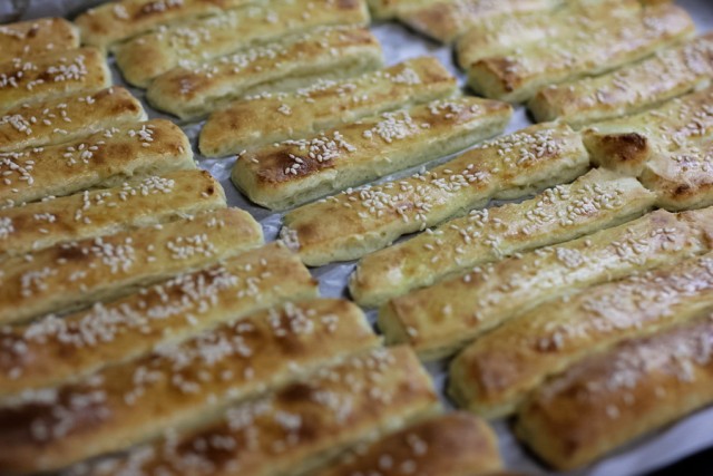 Творожно-сырные колечки с кунжутом