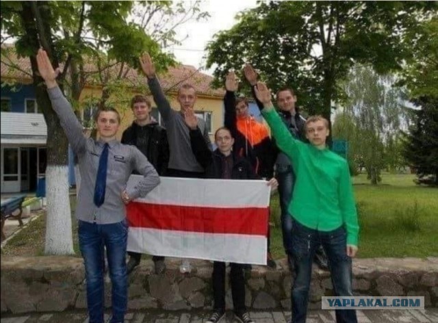 Белоруссия и Латвия, повыгоняли дипработников друг у друга.