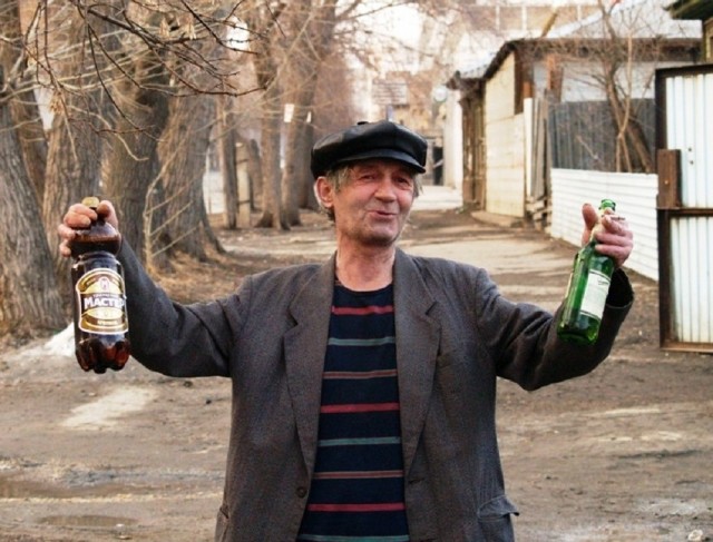 В Красноярске рухнули стеллажи c алкоголем, один работник оказался под завалами