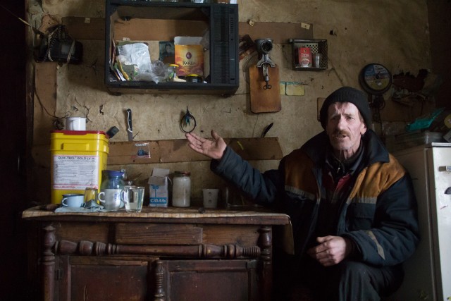 «Лесное зверье тут ходит как домашнее»: история мужчины, который живет один в умирающей деревне