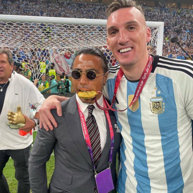 ФИФА начало расследование каким образом повар по прозвищу Salt Bae попал на поле после финала и получил доступ к кубку