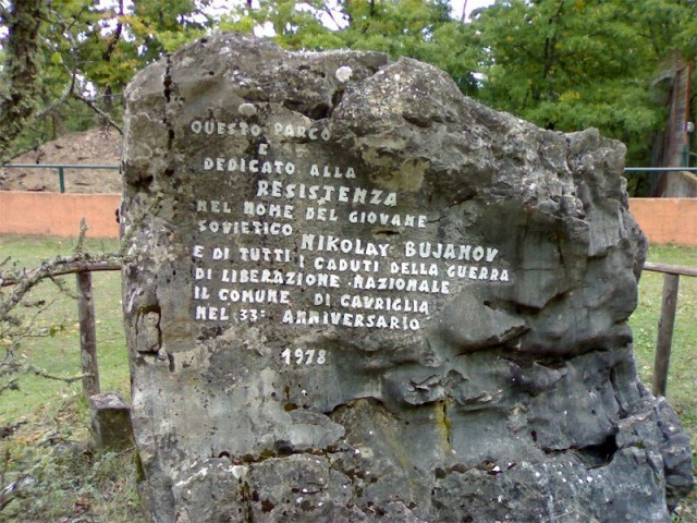История памятника советскому юноше с немецким пулеметом в руках