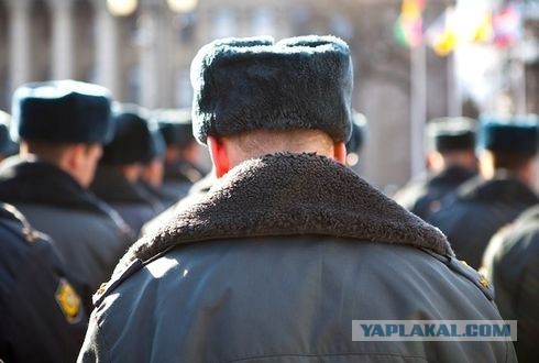 Полицейский вместе с друзьями избил прохожих.