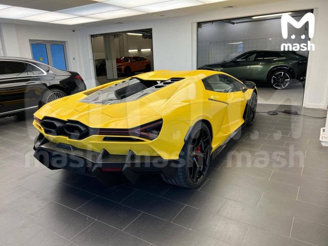 Одну из самых дорогих автоновинок года — суперкар Lamborghini Revuelto уникального жёлтого цвета — привезли в Россию